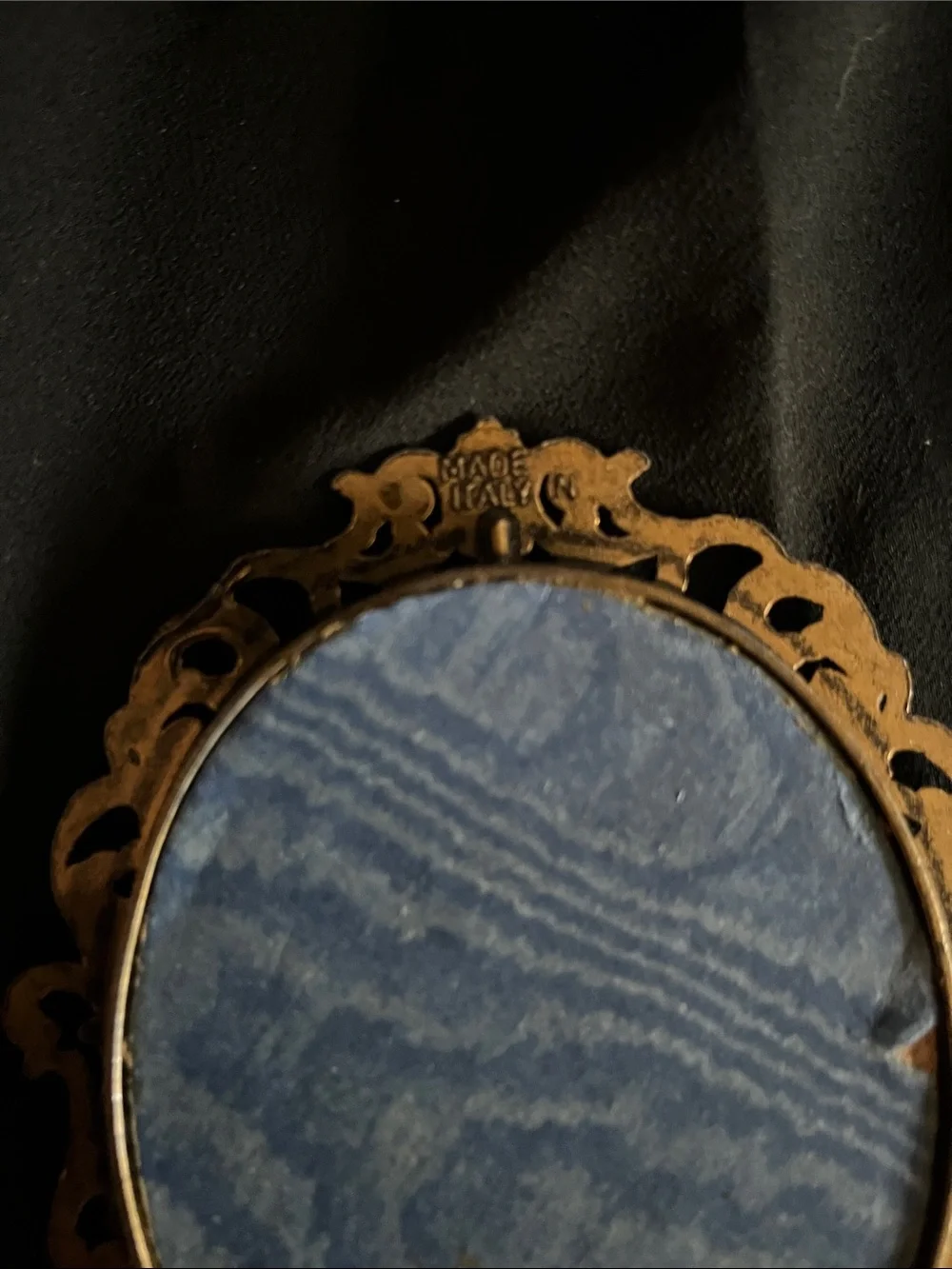 Ornate Vintage-Style Gold Oval Picture Frame